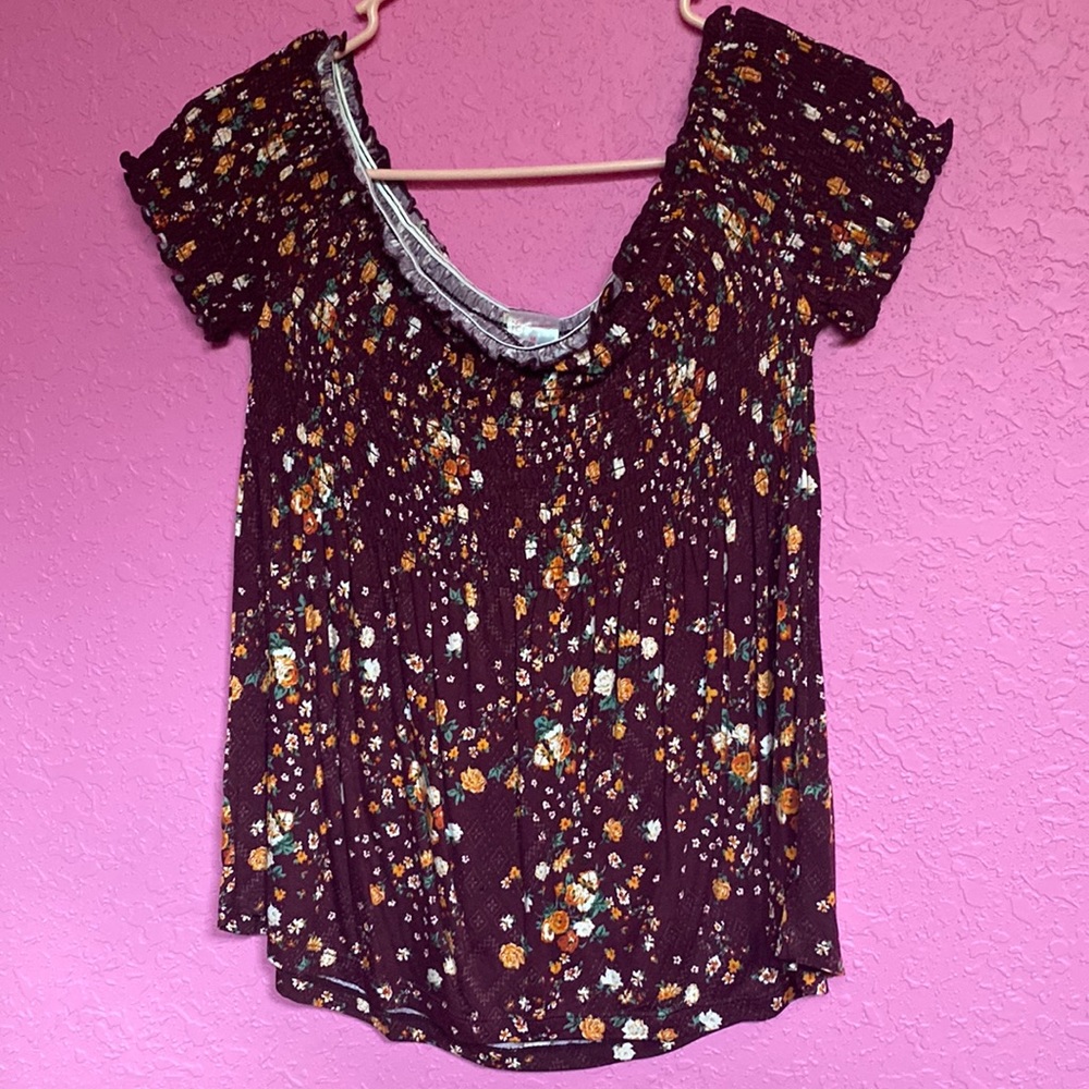 size M purple shoulder shirt with orange and white flowers No boundaries brand.
